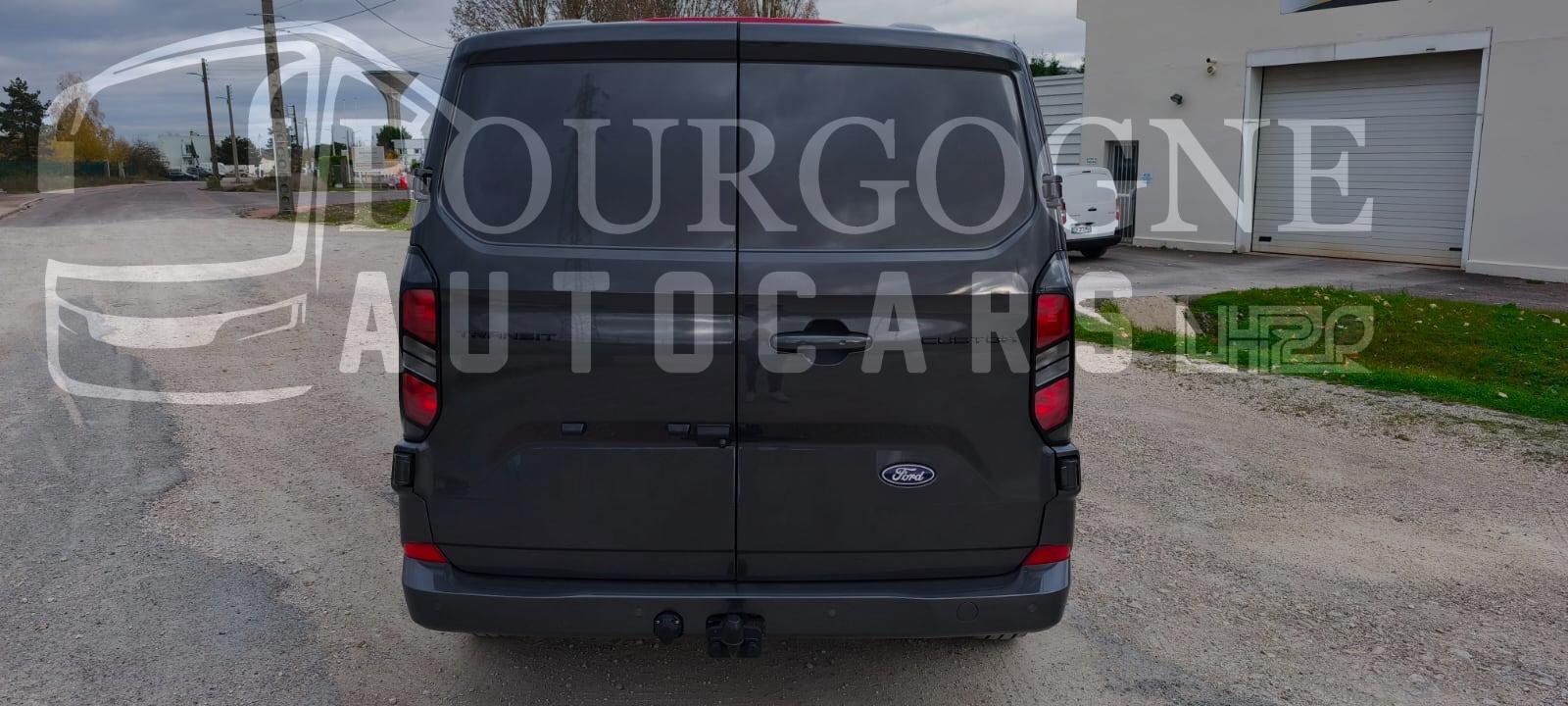 ford-transit-custom-van-limited-titanium-300-l1h1-2-0-ecoblue-136ch-bvm-image-lh2p-3